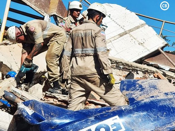 Bombeiros mostram resgate de moradores de prédio que caiu em Vila Velha por Corpo de Bombeiros