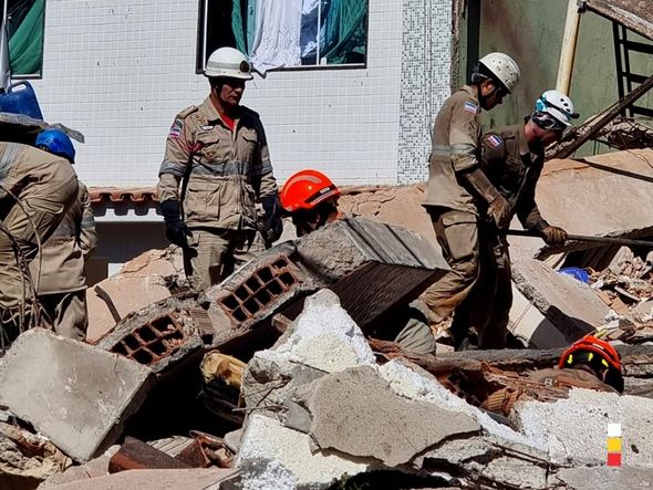 Bombeiros mostram resgate de moradores de prédio que caiu em Vila Velha por Corpo de Bombeiros