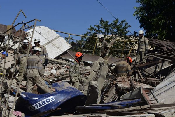 Bombeiros trabalham no resgate dos sobreviventes do desabamento em Cristóvão Colombo