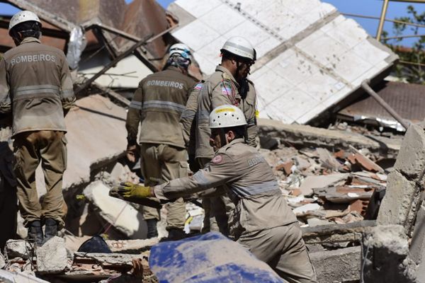 Bombeiros trabalham no resgate dos sobreviventes do desabamento em Cristóvão Colombo por Vitor Jubini