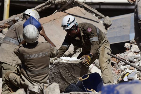 Bombeiros trabalham no resgate dos sobreviventes do desabamento em Cristóvão Colombo por Vitor Jubini