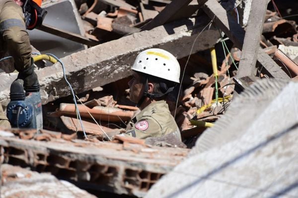 Bombeiros trabalham no resgate dos sobreviventes do desabamento em Cristóvão Colombo por Vitor Jubini