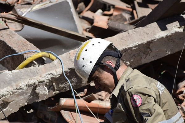 Bombeiros trabalham no resgate dos sobreviventes do desabamento em Cristóvão Colombo por Vitor Jubini