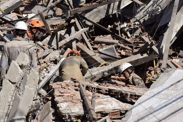 Bombeiros trabalham no resgate dos sobreviventes do desabamento em Cristóvão Colombo por Vitor Jubini