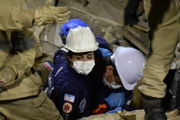 Médica do Samu entra nos escombros para socorrer adolescente em prédio que desabou em Vila Velha
