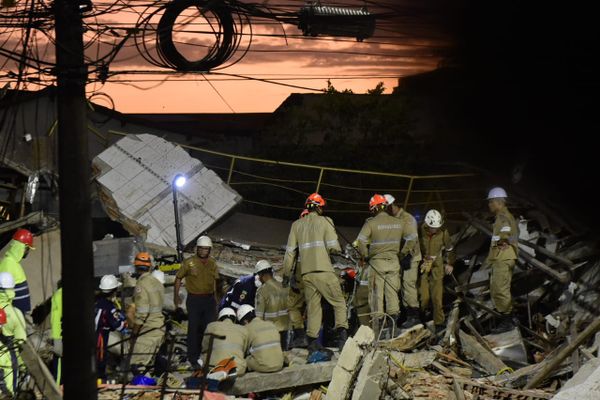 Militares do Corpo de Bombeiros se revezam em longo e complexo resgate em Vila Velha