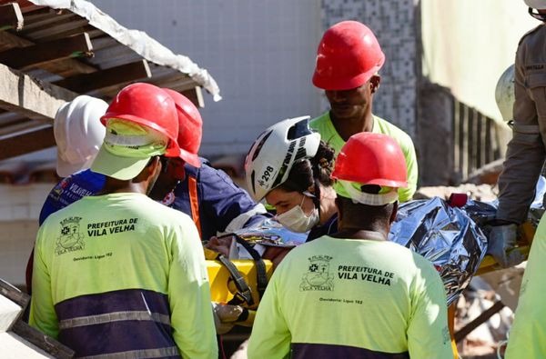 Segunda vítima de desabamento em Vila Velha é resgatada pelos bombeiros  por Vitor Jubini