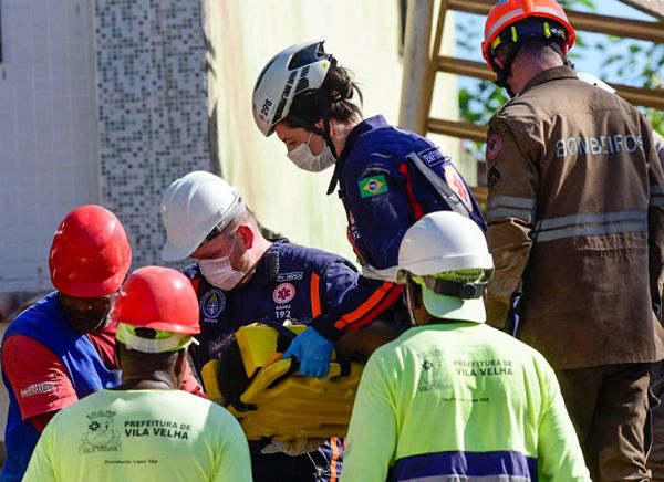 Segunda vítima de desabamento em Vila Velha é resgatada pelos bombeiros  por Vitor Jubini