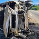 Um caminhão de pequeno porte tombou e pegou fogo na tarde desta sexta-feira (22), na ES 482, em Cachoeiro