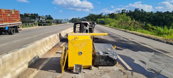 Um caminhão de pequeno porte tombou e pegou fogo na tarde desta sexta-feira (22), na ES 482, em Cachoeiro por João Henrique Castro