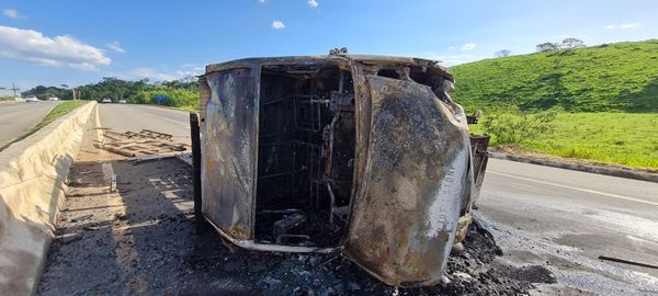 Um caminhão de pequeno porte tombou e pegou fogo na tarde desta sexta-feira (22), na ES 482, em Cachoeiro por João Henrique Castro