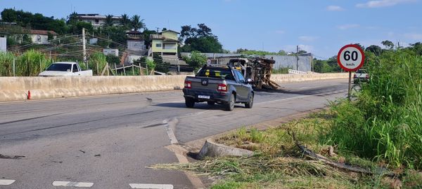 Um caminhão de pequeno porte tombou e pegou fogo na tarde desta sexta-feira (22), na ES 482, em Cachoeiro por João Henrique Castro
