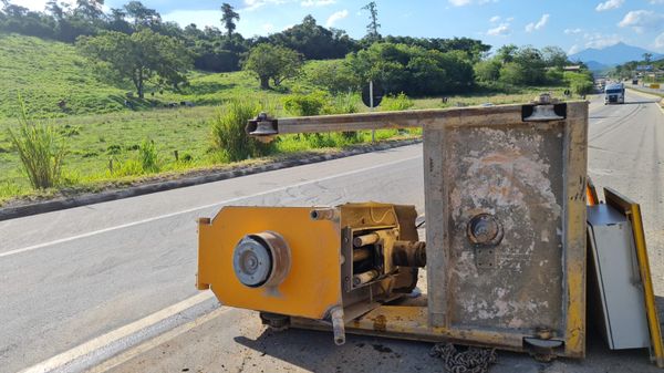 Um caminhão de pequeno porte tombou e pegou fogo na tarde desta sexta-feira (22), na ES 482, em Cachoeiro por João Henrique Castro