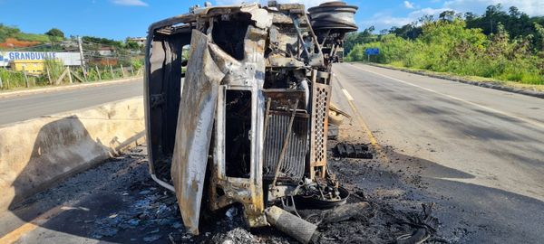 Um caminhão de pequeno porte tombou e pegou fogo na tarde desta sexta-feira (22), na ES 482, em Cachoeiro por João Henrique Castro