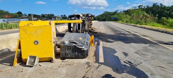 Um caminhão de pequeno porte tombou e pegou fogo na tarde desta sexta-feira (22), na ES 482, em Cachoeiro por João Henrique Castro