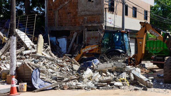 Escombros do prédio que desabou em Cristóvão Colombo, Vila Velha