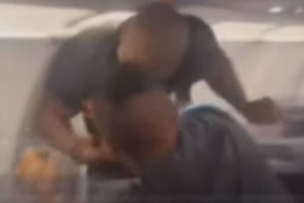 Mike Tyson agrediu com socos um passageiro  em um avião prestes a sair do Aeroporto de San Francisco.
