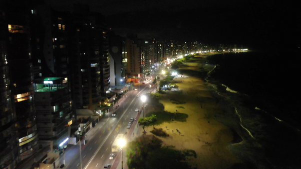 Praia da Costa iluminada à noite