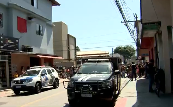 Polícia Militar e Polícia Civil estiveram no local onde o crime aconteceu nesta sexta-feira (22), no bairro Maria Ortiz, em Vitória