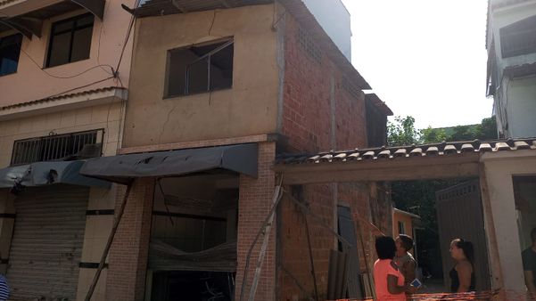 Sobrado ainda em construção é o único imóvel que permanece interditado nos arredores do prédio que desabou em Cristóvão Colombo, em Vila Velha, nessa quinta-feira (21)