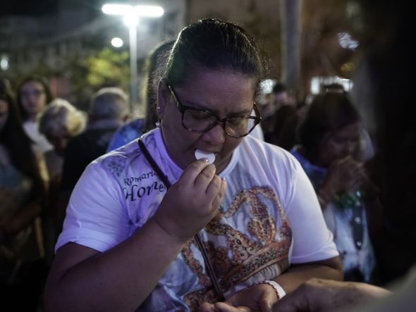Devota de Nossa Senhora da Penha durante a missa na Catedral de Vitória por Vitor Jubini