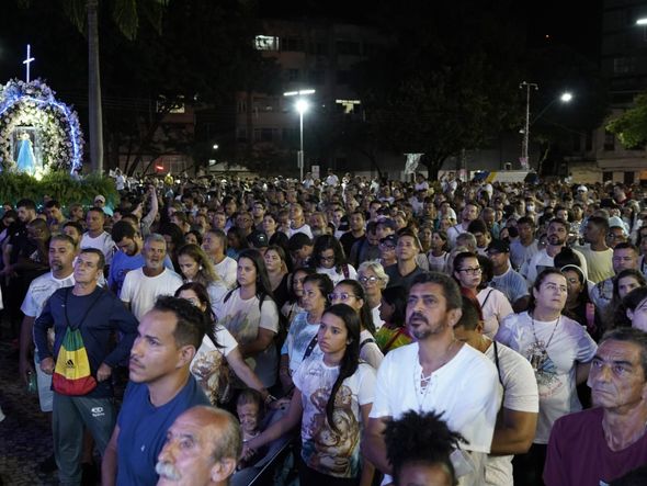 Fiéis acompanham do lado de fora da Catedral de Vitória a Missa de Envio da Romaria dos Homens por Vitor Jubini