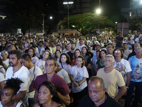 Fiéis acompanham do lado de fora da Catedral de Vitória a Missa de Envio da Romaria dos Homens por Vitor Jubini