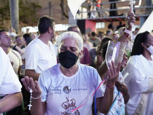 Devota de Nossa Senhora da Penha durante a missa na Catedral de Vitória por Vitor Jubini
