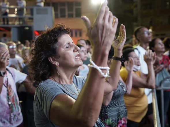 Devota de Nossa Senhora da Penha durante a missa na Catedral de Vitória por Vitor Jubini