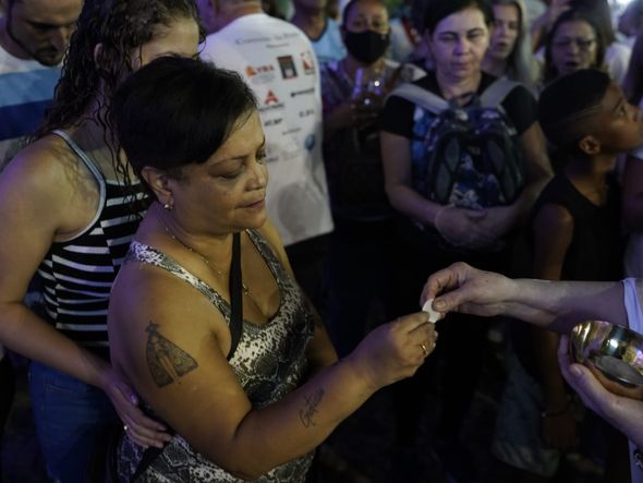 Devota de Nossa Senhora da Penha durante a missa na Catedral de Vitória por Vitor Jubini