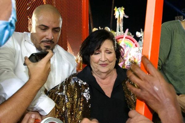 A mãe do ator Paulo Gustavo, Déa Lúcia, participa do desfile da São Clemente, na Sapucaí, no Rio de Janeiro. A escola homenageou o ator Paulo Gustavo, morto em 2021 em decorrência da Covid-19
