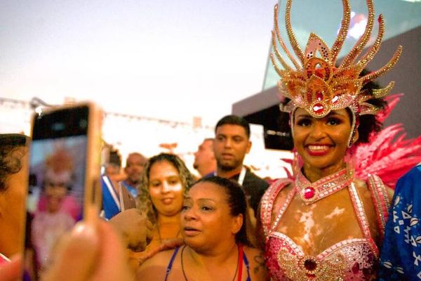 Natália Deodato posa com fãs diz realizar sonho ao desfilar pela Beija-Flor 