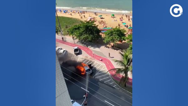 Carro pegou fogo na orla de Itapuã, em Vila Velha