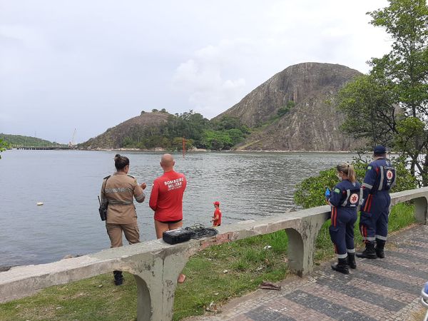 Homem morre afogado após ter sido baleado no Centro de Vitória por Fernando Madeira