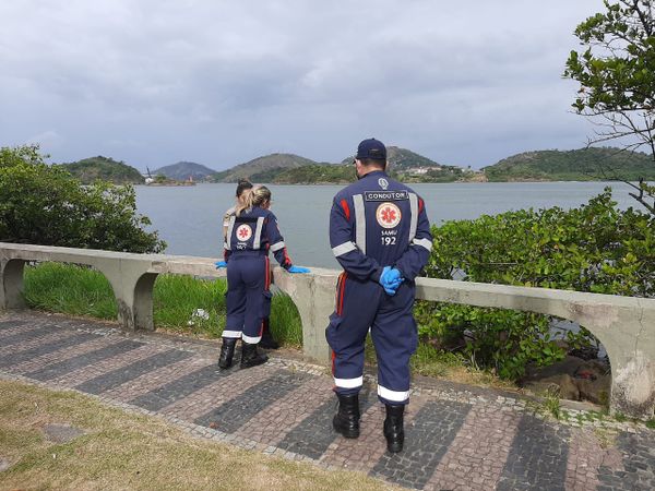 Homem morre afogado após ter sido baleado no Centro de Vitória por Fernando Madeira