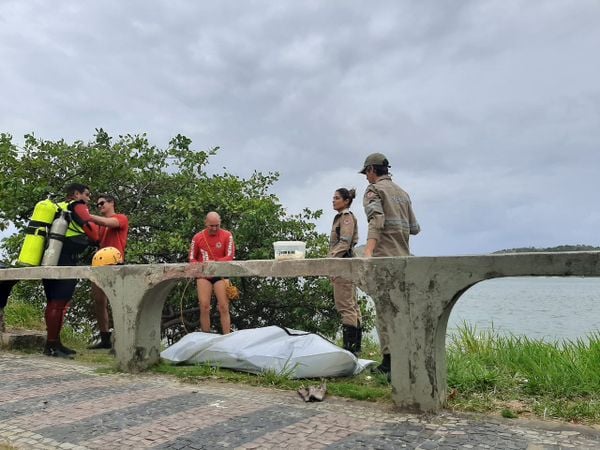 Homem morre afogado após ter sido baleado no Centro de Vitória por Fernando Madeira