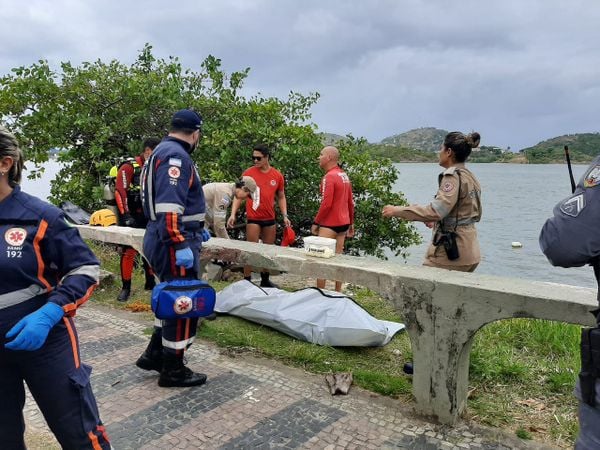Homem morre afogado após ter sido baleado no Centro de Vitória por Fernando Madeira