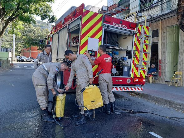 Bombeiros chegam para conter fogo no Morro do Macaco por Fernando Madeira