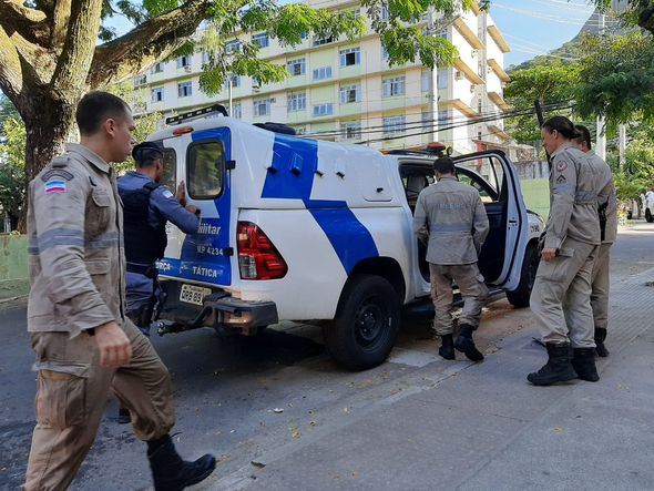 PM chega ao local do incêndio por Fernando Madeira