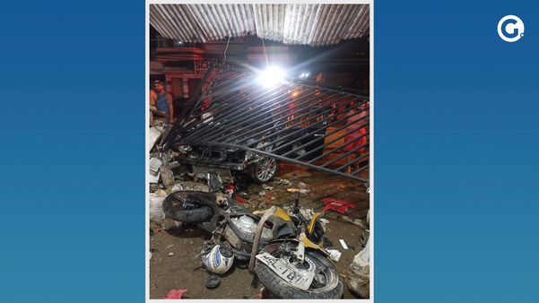 Carro destrói motos estacionadas e portão de lanchonete em Colatina