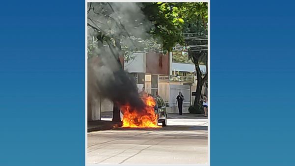 Carro pegou fogo na tarde desta terça-feira (26), no bairro Jardim da Penha, em Vitória