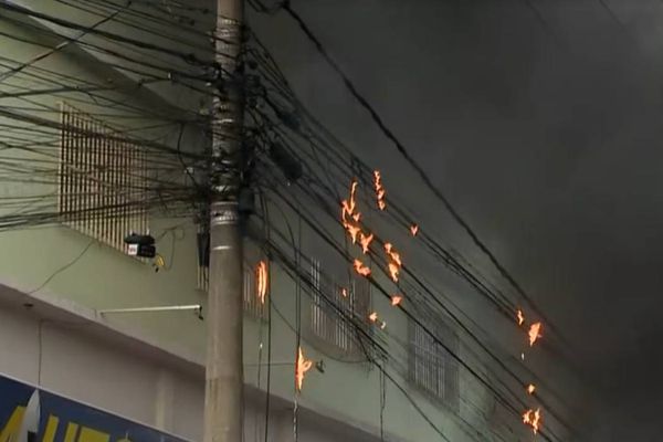 Fiação também foi atingida pelo fogo do ônibus em Cariacica