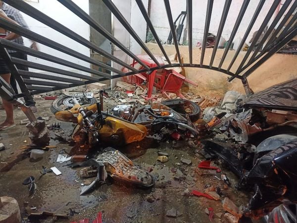 Moto ficou totalmente destruída após acidente