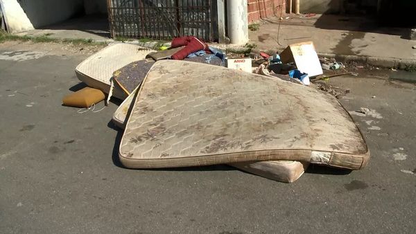 Objetos que estavam na casa onde homem foi morto a facadas apareceram no meio da rua.