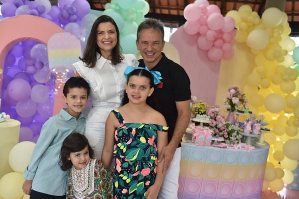 Rodrigo e Joana Barbosa e os filhos Rebeca Celeste Gomes (8 anos); Benjamim Celeste Gomes(6 anos) e Sarah Celeste Gomes (3anos).