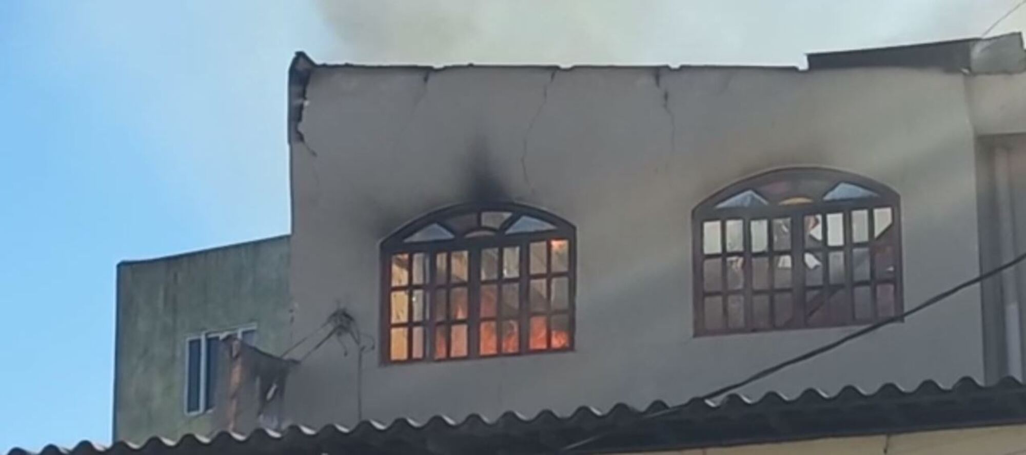 Vizinhos resgataram duas crianças que estavam no imóvel quando o fogo começou, na tarde desta quarta-feira (27). Incêndio destruiu totalmente imóvel do terceiro andar do prédio
