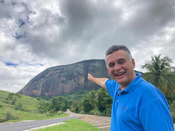 Ex-prefeito da Serra Audifax Barcelos aponta para a Pedra do Elefante, em Nova Venécia