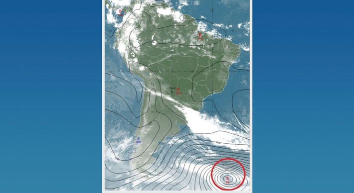 Caracterizado por uma intensa área de baixa pressão, fenômeno está a quase 3 mil quilômetros do continente e não deve causar impacto no Brasil