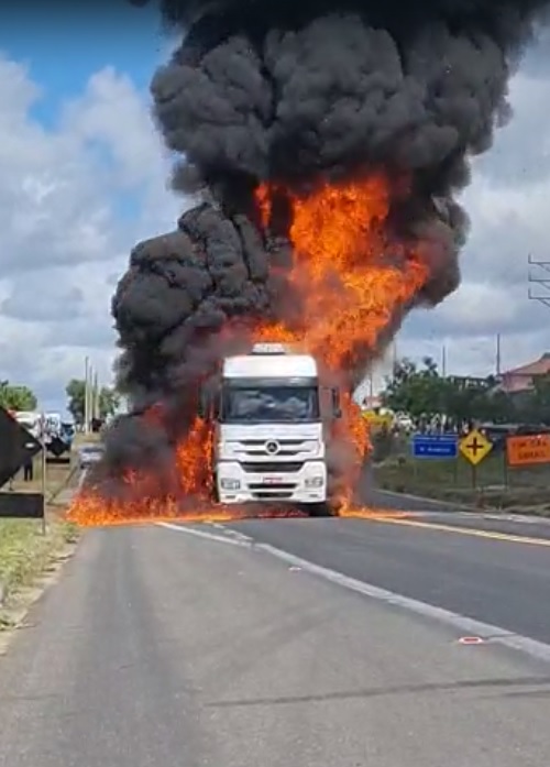 Carreta em chamas na BR 101 em Jaguaré