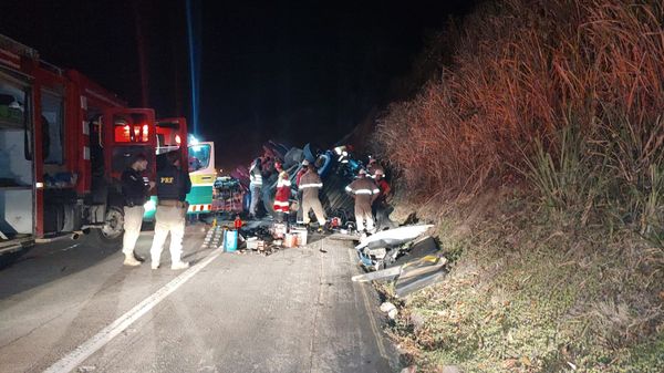 Corpo de Bombeiros e ECO 101 atuam no local para retirar a vítima das ferragens.